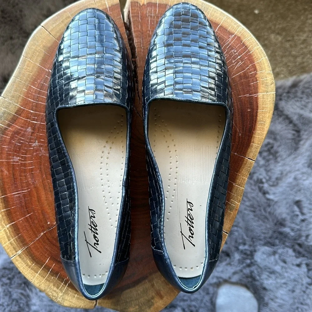 Trotters Liz navy blue weave leather slip-on loafers 7M